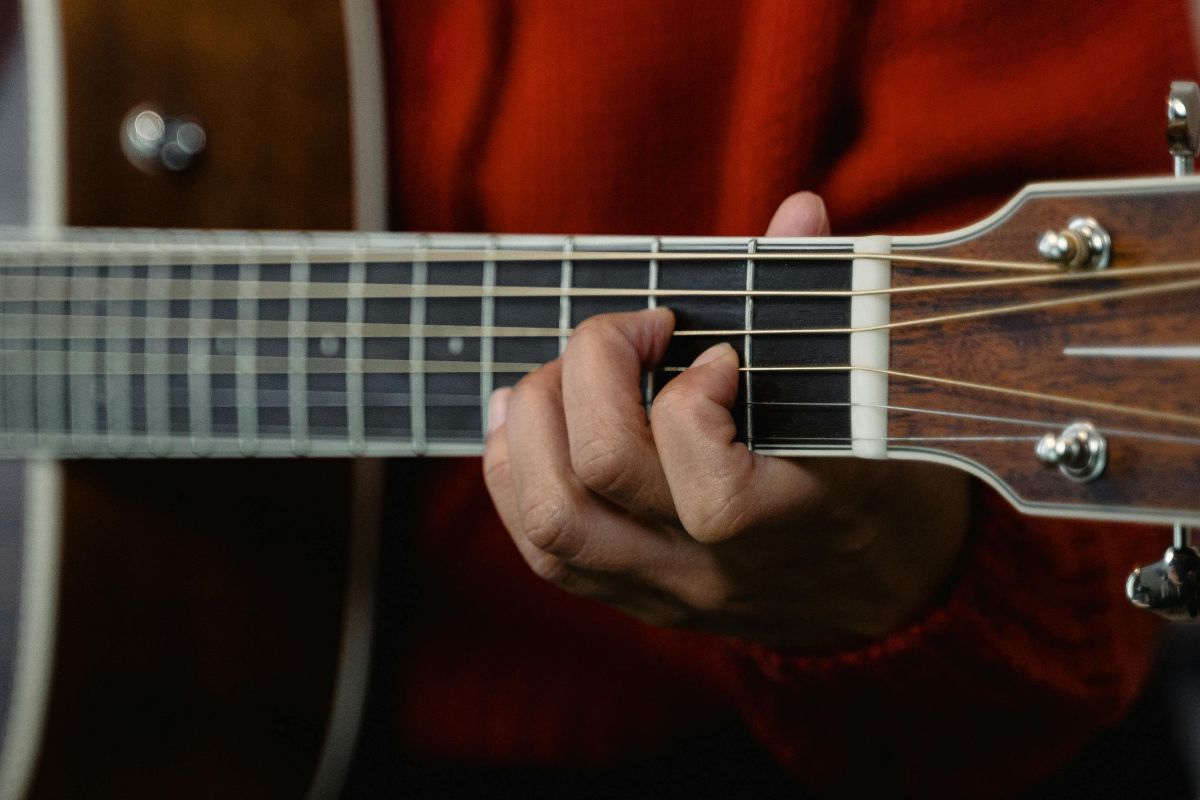 Guitar nut guide showing the nut position between fretboard and tuners