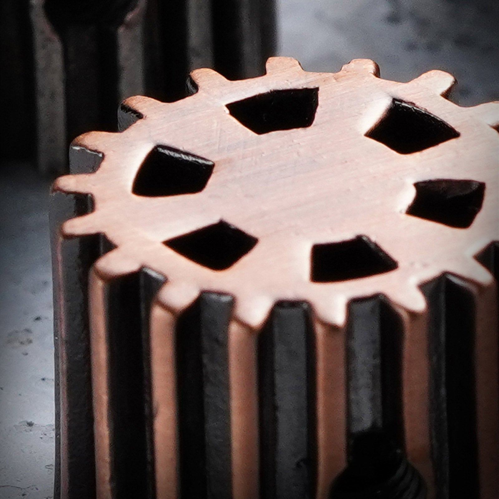 Brass Gear Control Knobs Dia. 6mm – Dual Color Options for Guitar & Bass | Guyker