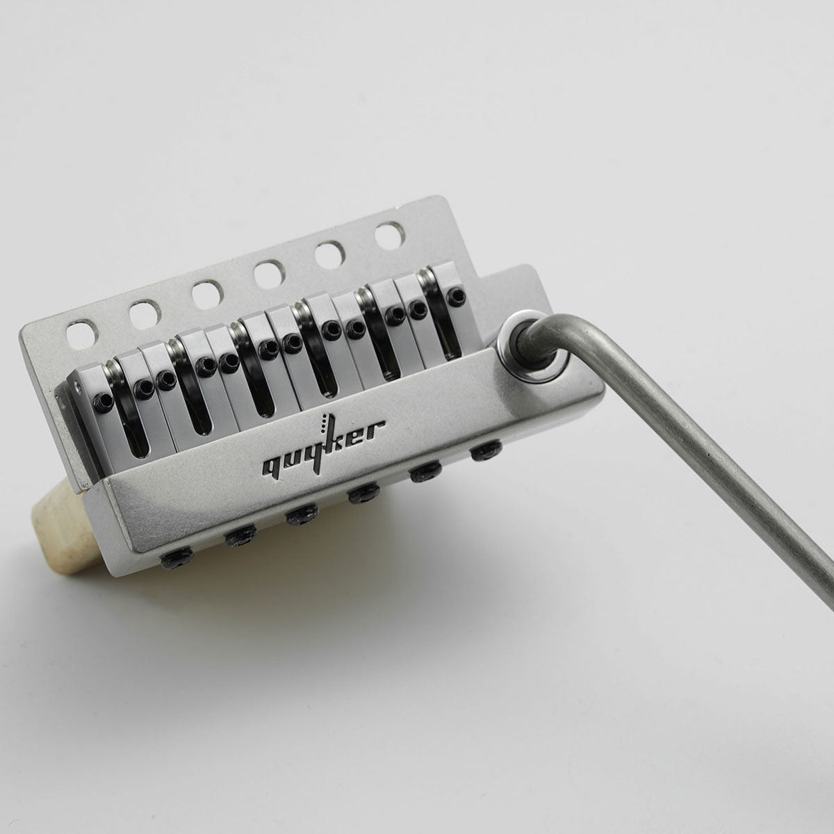 GG1009A-T Puente de trémolo de guitarra de 2 puntos sin cierre con silla de bronce y bloque de bronce para Fender Strat