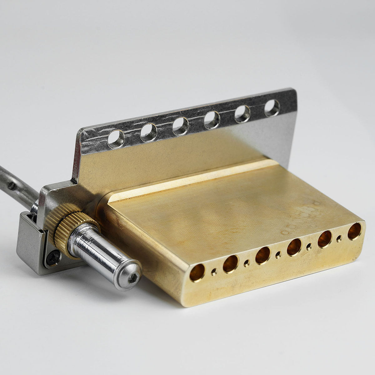 GG1009A-T Puente de trémolo de guitarra de 2 puntos sin cierre con silla de bronce y bloque de bronce para Fender Strat