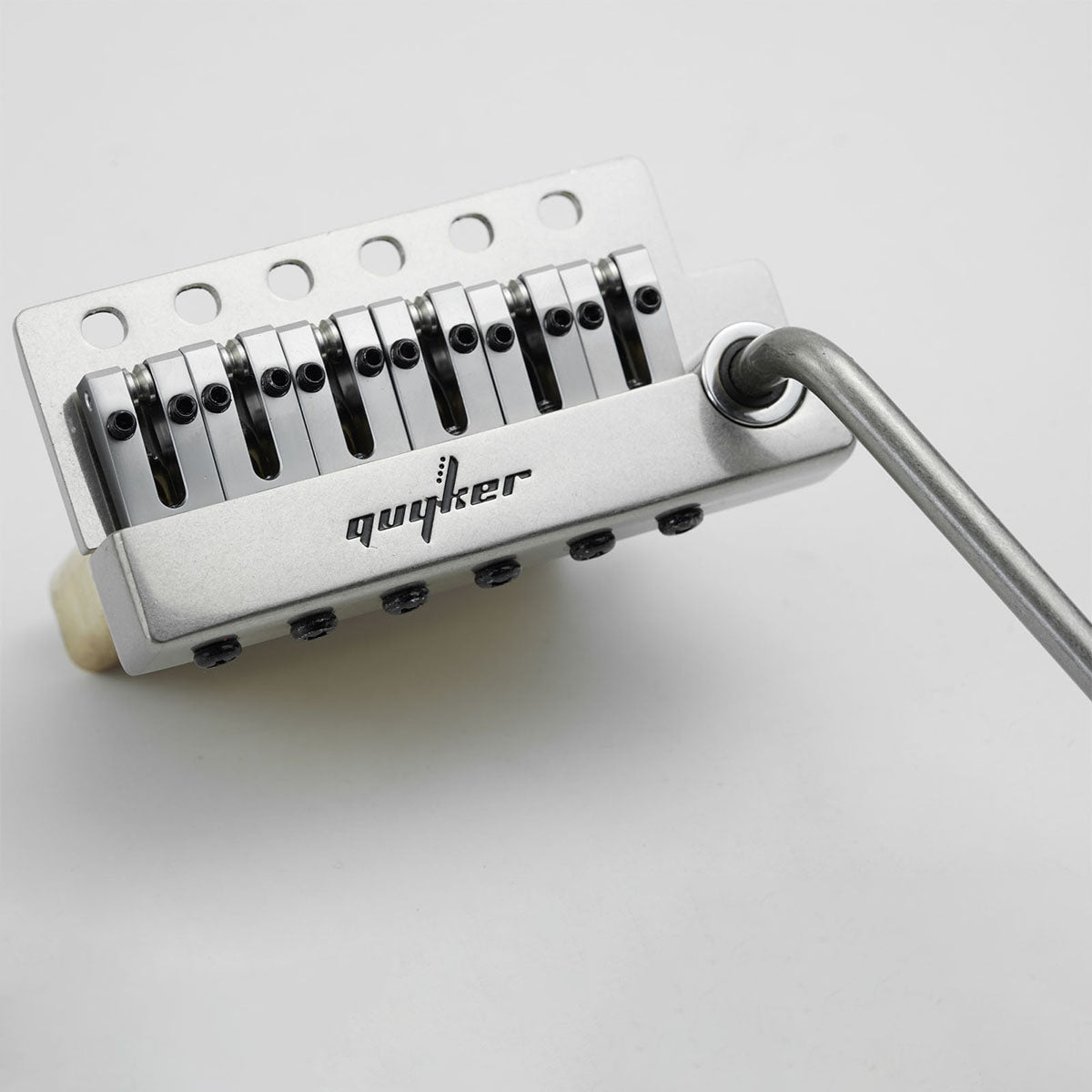 GG1009A-T Puente de trémolo de guitarra de 2 puntos sin cierre con silla de bronce y bloque de bronce para Fender Strat