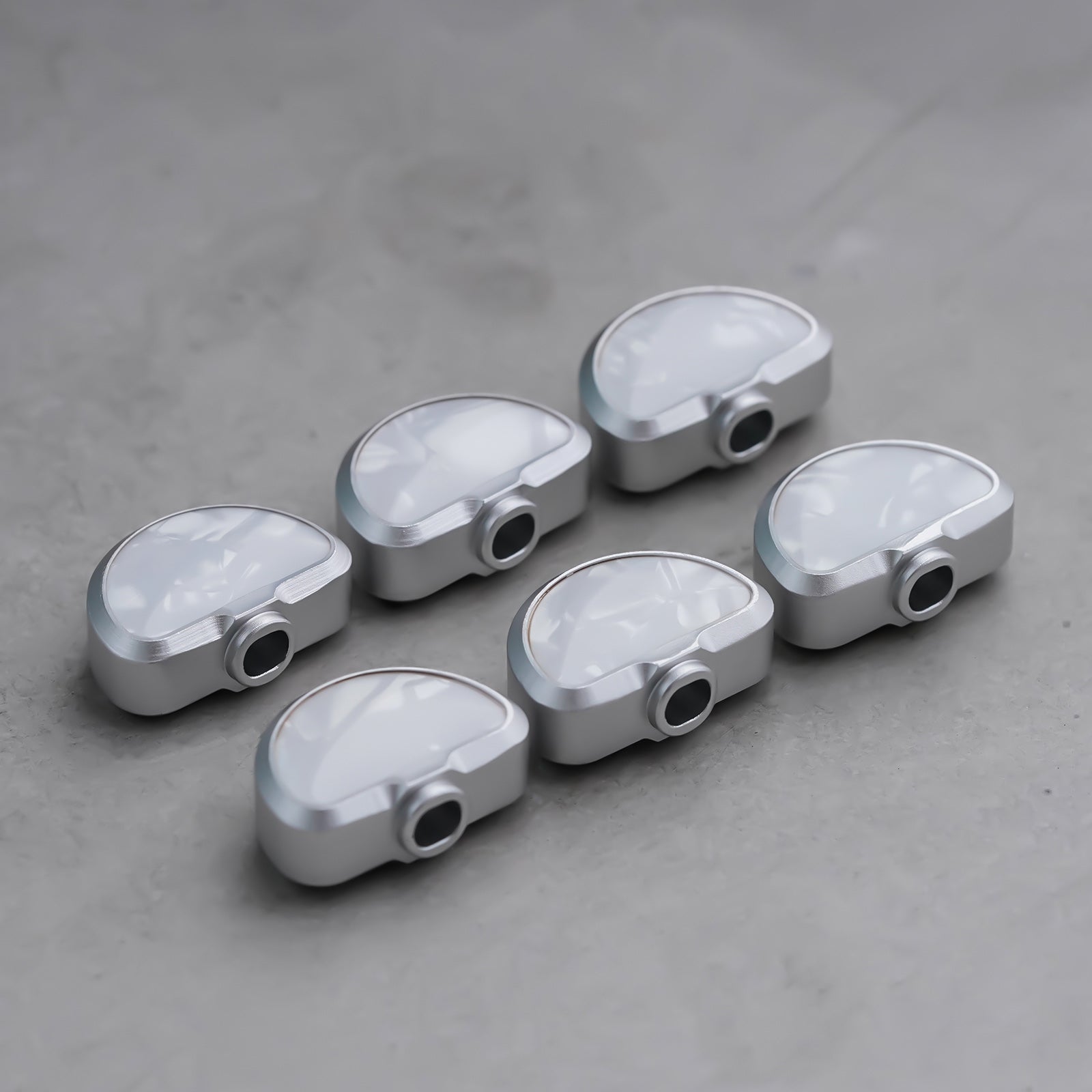 P04 Guyker White Shell Shape Tunner Buttons 6 PCs