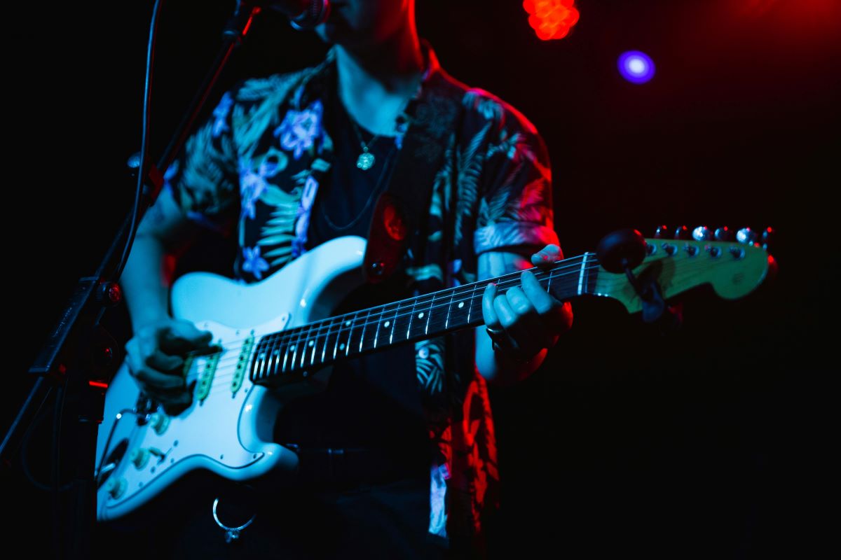 Why Your Guitar Keeps Going Out of Tune – 5 Common Causes and How to Fix Them