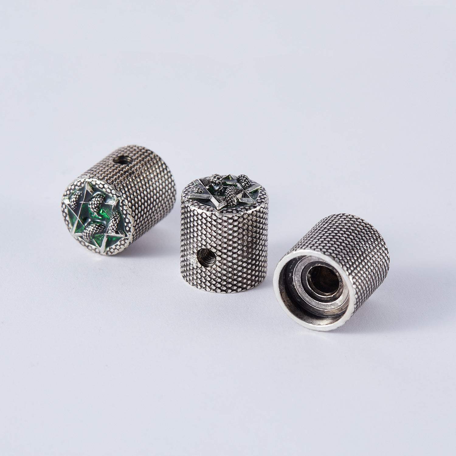 guyker-guitar-bass-potentiometer-control-knobs-with-6mm-dia-antique-silver-snake-side